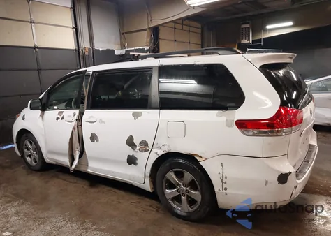 2014 Toyota Sienna Le V6 8 Passenger z USA, uszkodzony, nr VIN 5TDKK3DC6ES521804